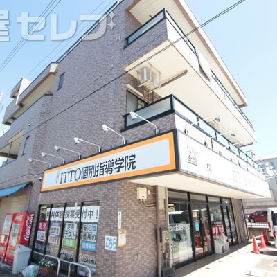 
						大通りに面した建物です。