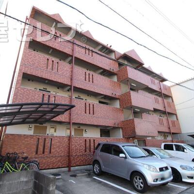 
						タイル貼りの建物です。