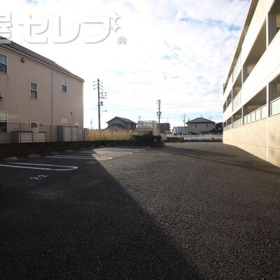 
						ベランダからはかなり背伸びしないと外が見えません。