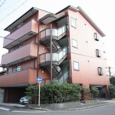 
						一階が駐車場になっています。