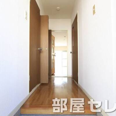 
						玄関から見ても明るいですね。