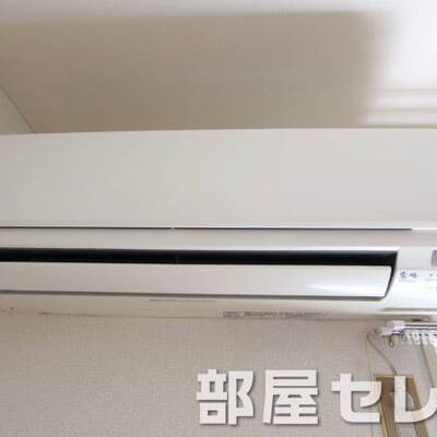 
						真っ白エアコンです。
