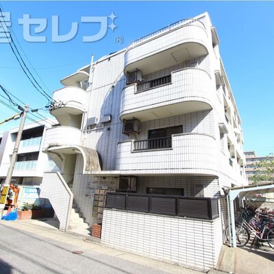 
						タイル貼りの建物です。