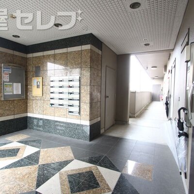 
						広い屋根付きの駐輪場には、バイクも置けます。