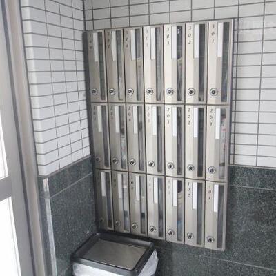 
						ダイヤル式の郵便ボックスです。