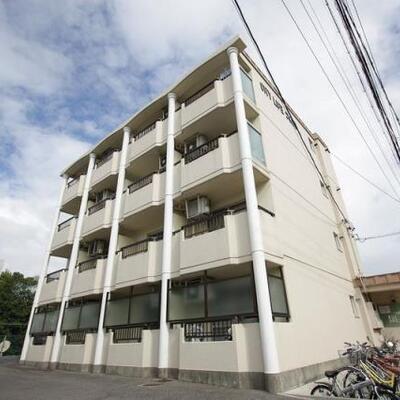 
						柱に特徴のあるきれいな外観です。