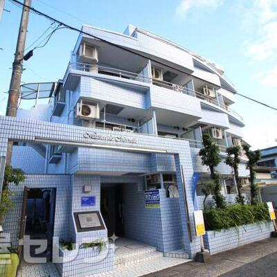 
						空色が目印の外観。