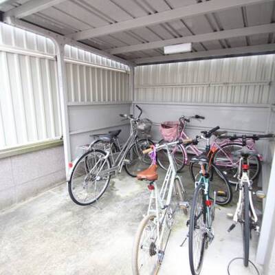 
						屋根付きの自転車置き場です。