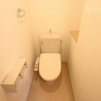 
						サイドの棚が、清潔感のあるトイレを演出します。