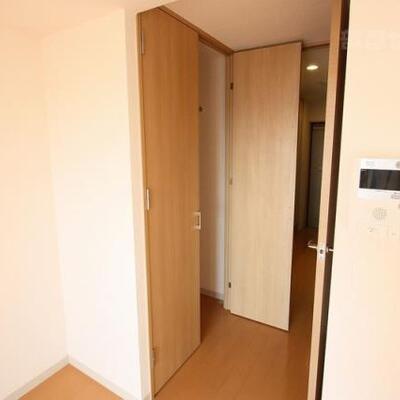 
						廊下途中に収納が。