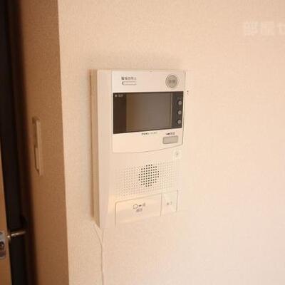 
						インターホンはTV付きです。