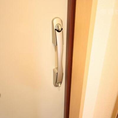 
						玄関のドアはダブルロックです。