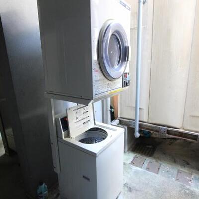 
						共用の洗濯機、乾燥機です。