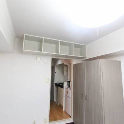 
						上の棚を飾棚として、収納として自由に使えます