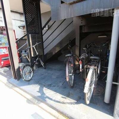 
						駐輪場完備。