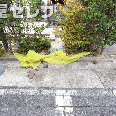 
						ゴミ捨て場も近くにあります。
