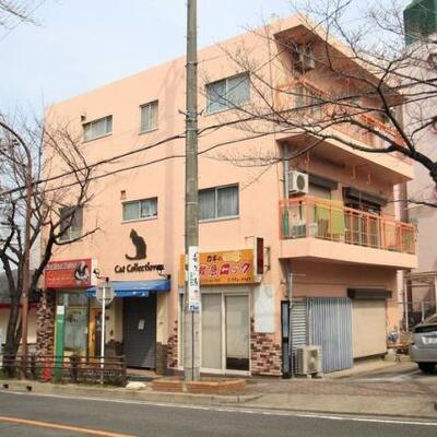 
						鉄筋コンクリート造３階建て。