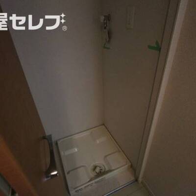 
						洗濯機置き場は隠せるタイプです。
