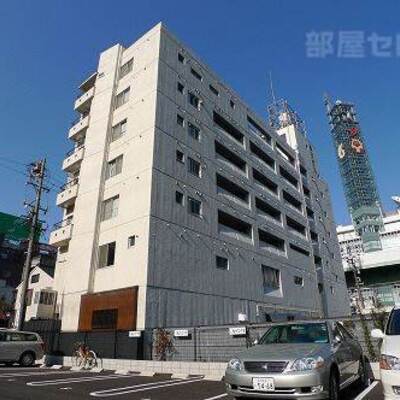 
						駅まで３分の立地です。通勤にも便利