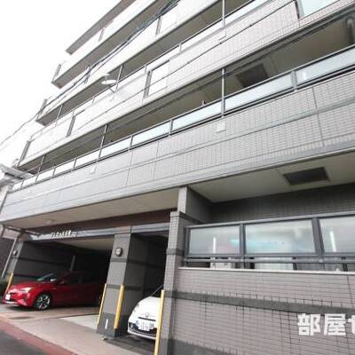 
						シックな色調のマンションです。