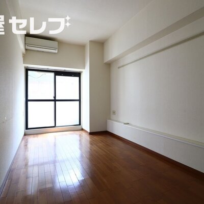 
						広々とした洋室