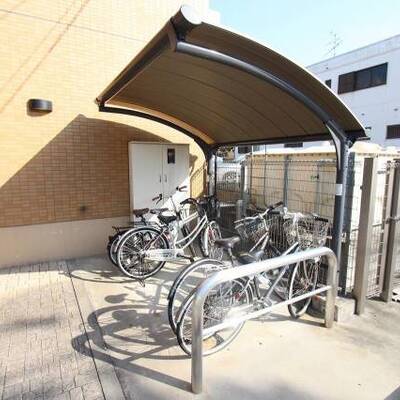 
						屋根付き駐車場です。