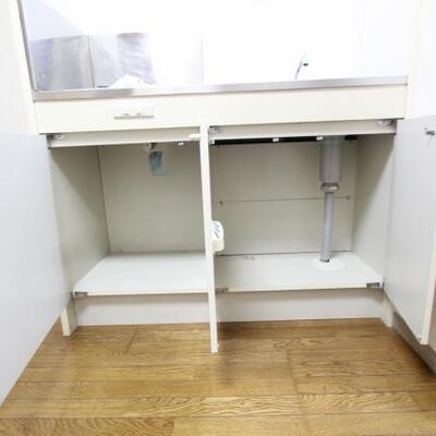 
						キッチン下の収納です