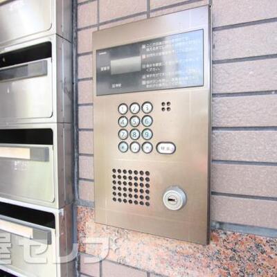 
						安心のオートロックです。
