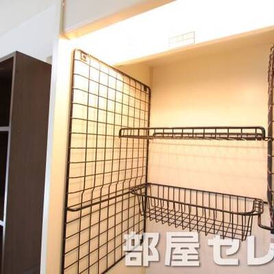 
						キッチン上の収納スペース。