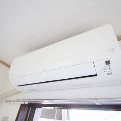 
						真っ白エアコンです。