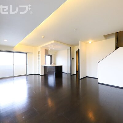 
						19帖の広々リビング。