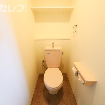 
						収納棚付きのトイレ。