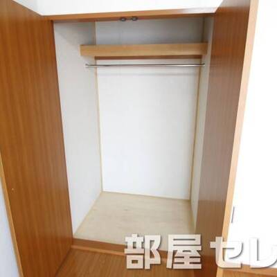 
						奥行きのある収納。