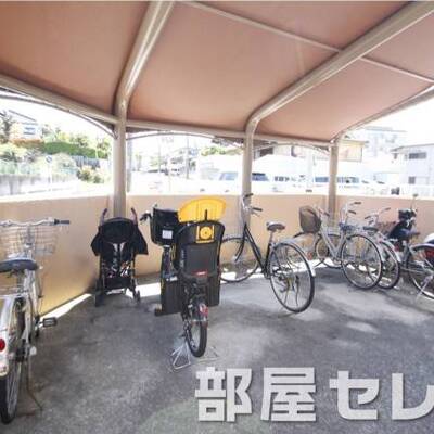 
						駐輪場。