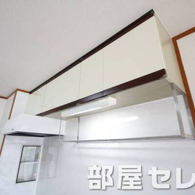 
						キッチン上部収納。