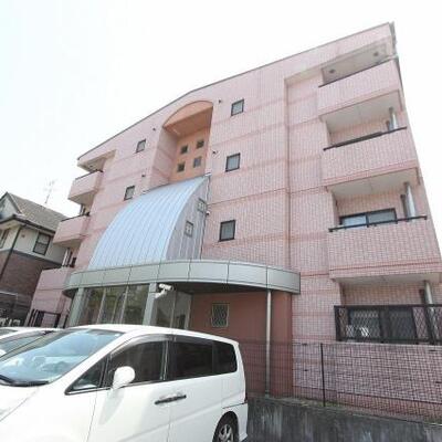 
						ピンク色のタイルが可愛い建物です。