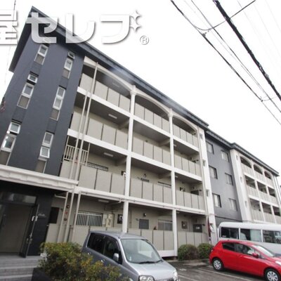 
						駅前にあるマンション。