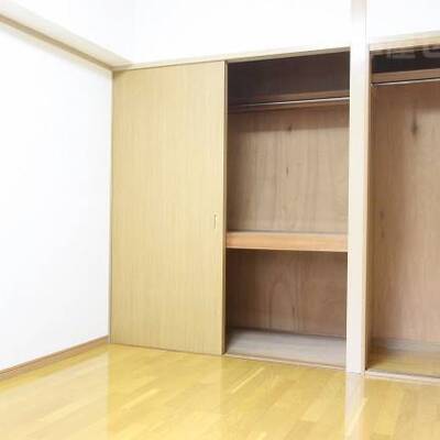 
						収納も壁一面です
