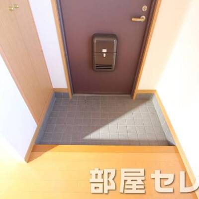 
						広い玄関です。他号室の写真です。