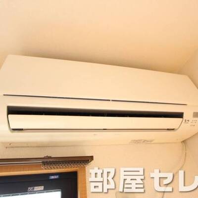 
						新しめのエアコンです。他号室の写真です。