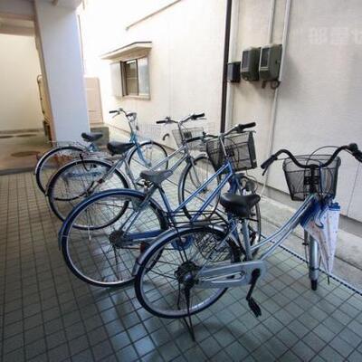 
						雨の日も自転車が濡れないので安心です。