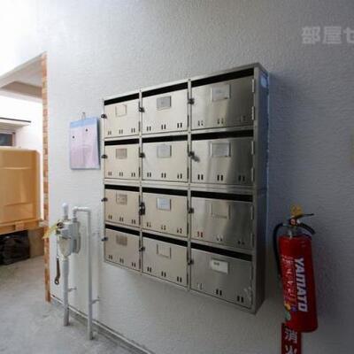
						お部屋から出てすぐに集合ポストがあります。