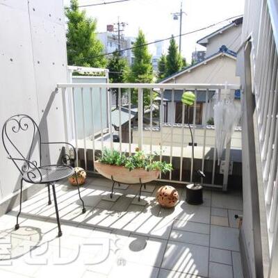 
						階段のそばにお洒落な椅子が