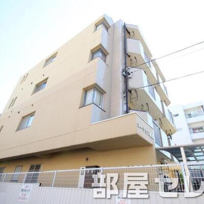 
						4階建てのマンション。