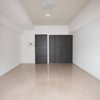 
						建具とフロアのコントラストが美しい居室です。