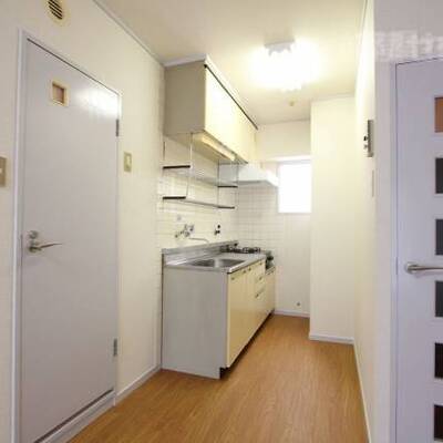 
						キッチンスペースも白！