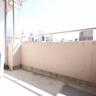 
						ベランダも開放的です。オフィスビルに邪魔されないですよ