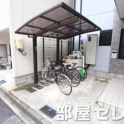 
						屋根付き駐輪場で雨に濡れない。