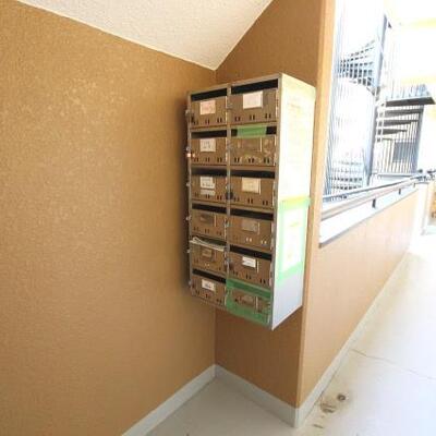 
						エントランスのポストです。