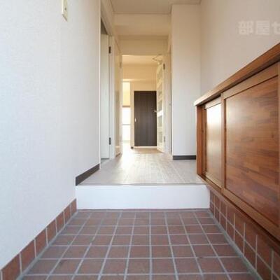 
						明るい玄関です。
